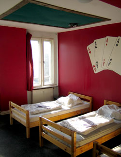 das Casino Zimmer [helter skelter hostel berlin]